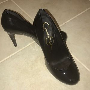 Black patent leather round-toe heel